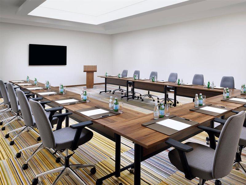 होटल Movenpick Jumeirah Village Triangle 5*