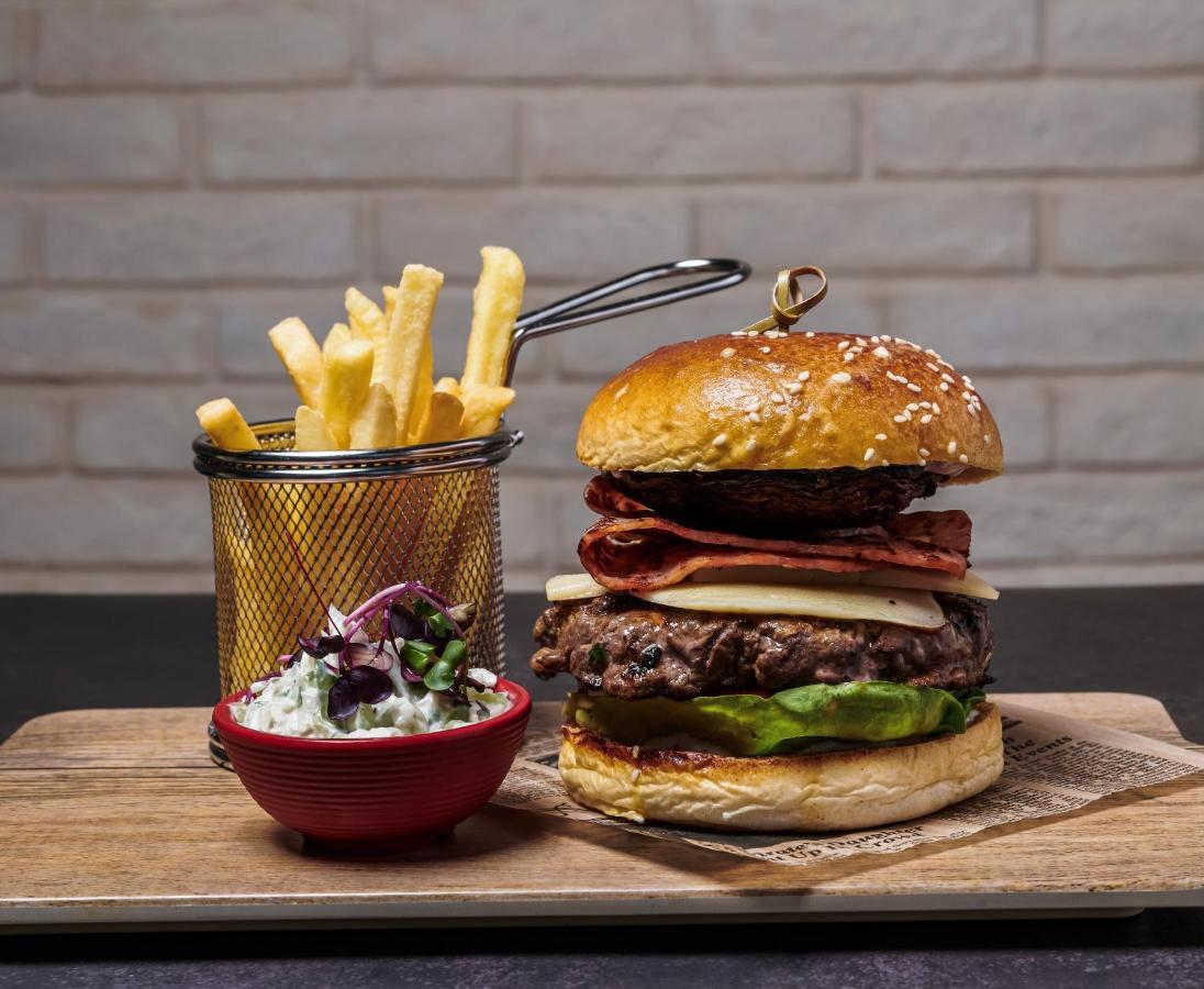 होटल Movenpick Jumeirah Village Triangle Dubai